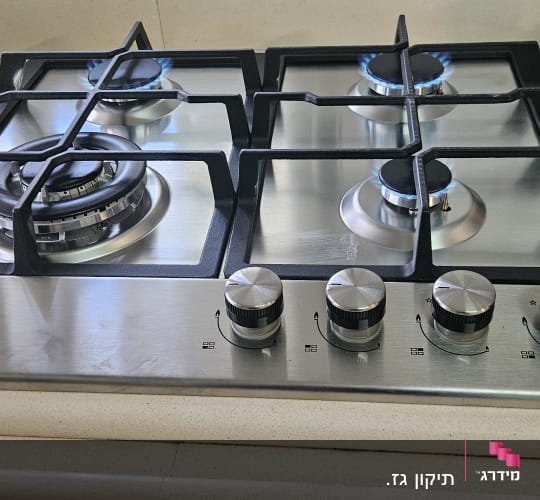 כיריים גז עם כפתורים במטבח